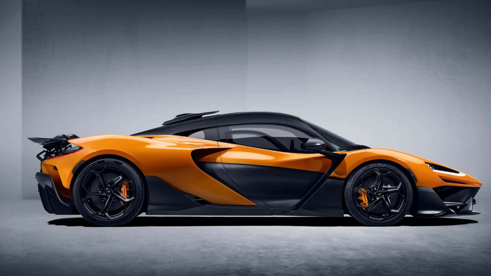 Πρεμιέρα με 1.275 άλογα για τη νέα McLaren W1